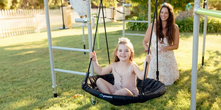 A fészekhinta különleges helye a gyermekek fejlődésében